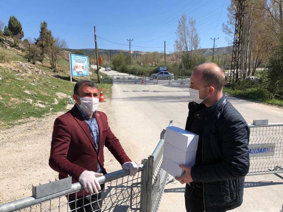 AK Parti İl Başkanı Karabıyık karantina altındaki mahallenin muhtarından bilgi aldı 