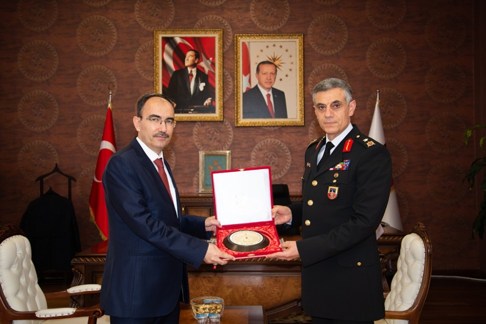 AK Parti İl Başkanı Karabıyık ve Tugay Komutanı Yalçınkaya’dan Rektör Beydemir’e ziyaret 