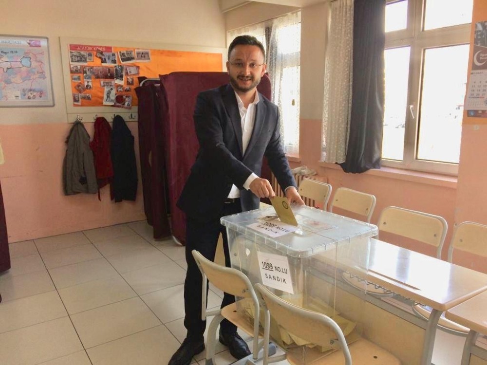 AK Parti İl Başkanı Yanar oyunu kullandı 