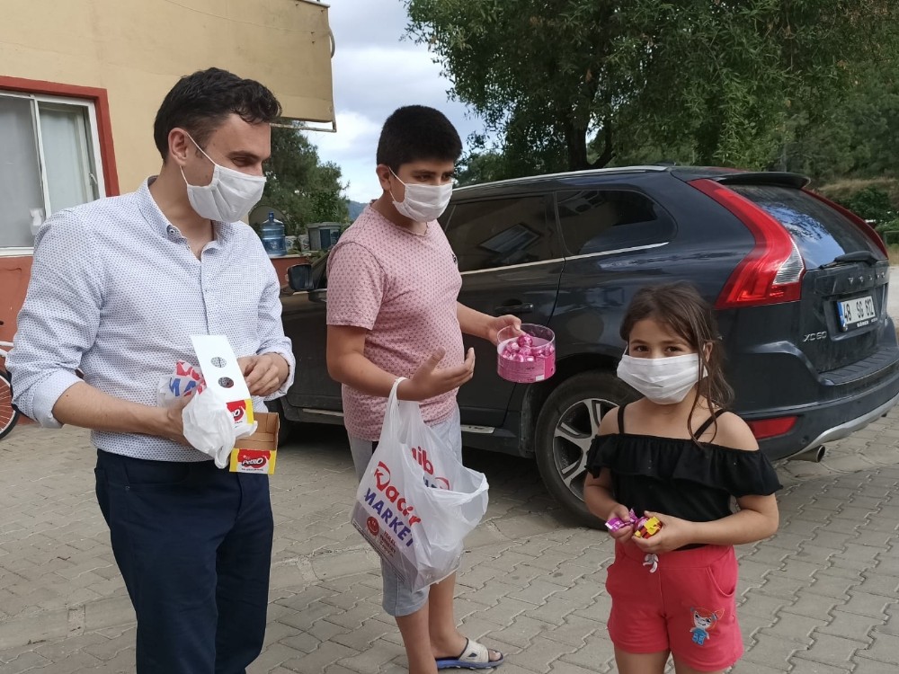AK Parti ilçe Başkanı çocuklara bayram çikolatası dağıttı 