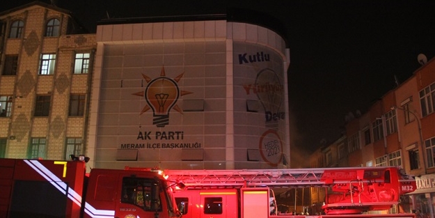 AK Parti ilçe binasında yangın çıktı