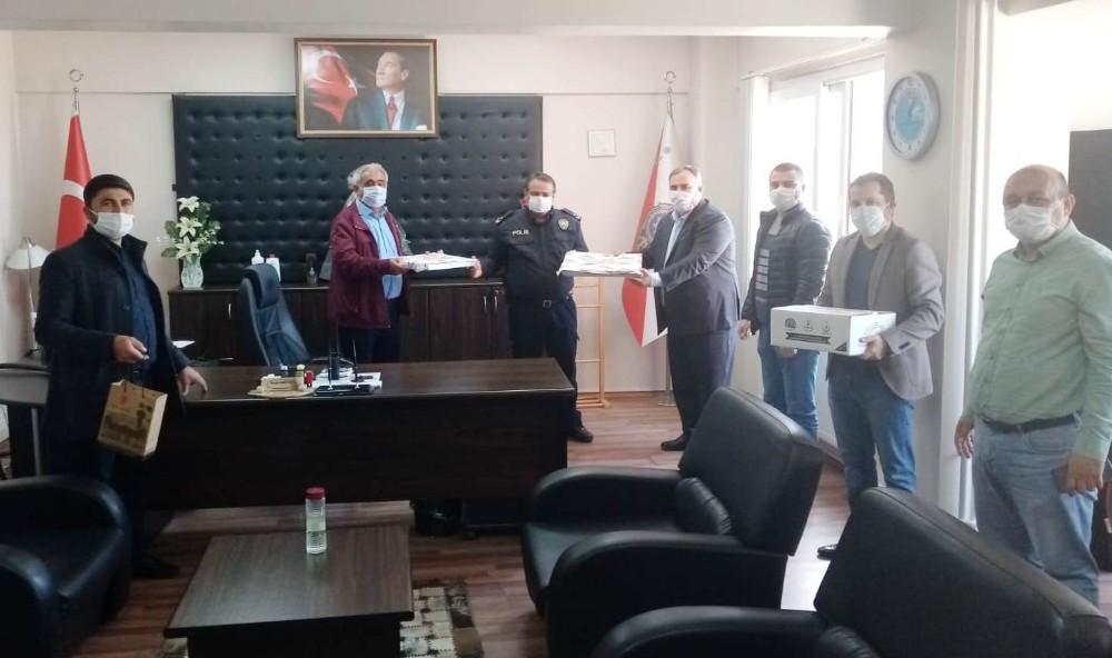 AK Parti ilçe teşkilatı maske dağıttı 