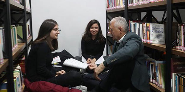 Binali Yıldırım öğrencilerle soru çözdü