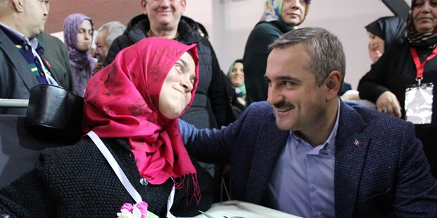  AK Parti İstanbul İl Başkanlığı engellileri tekerlekli sandalyeye kavuşturdu