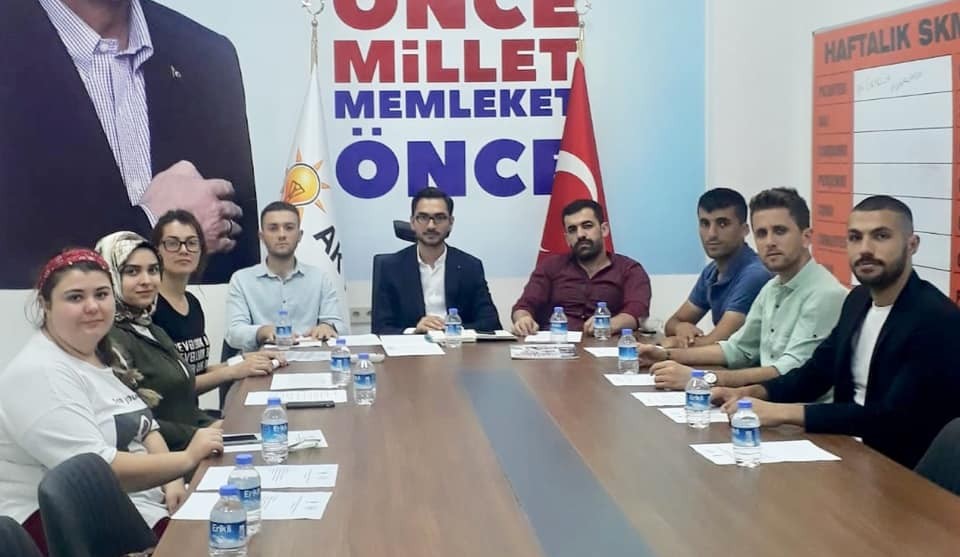 AK Parti Kemalpaşa’da gençlik kolları yeni yönetimi belirlendi