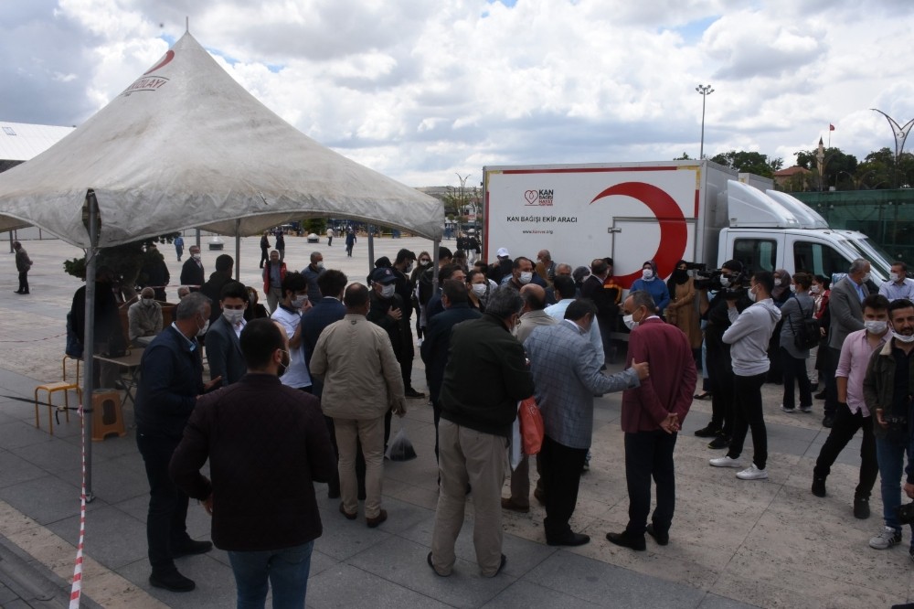 AK Parti Kırşehir teşkilatı, Türk Kızılayı’na kan bağışında bulundu 