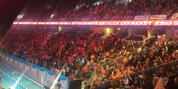 Kıskandıran tablo! Salon tıklım tıklım