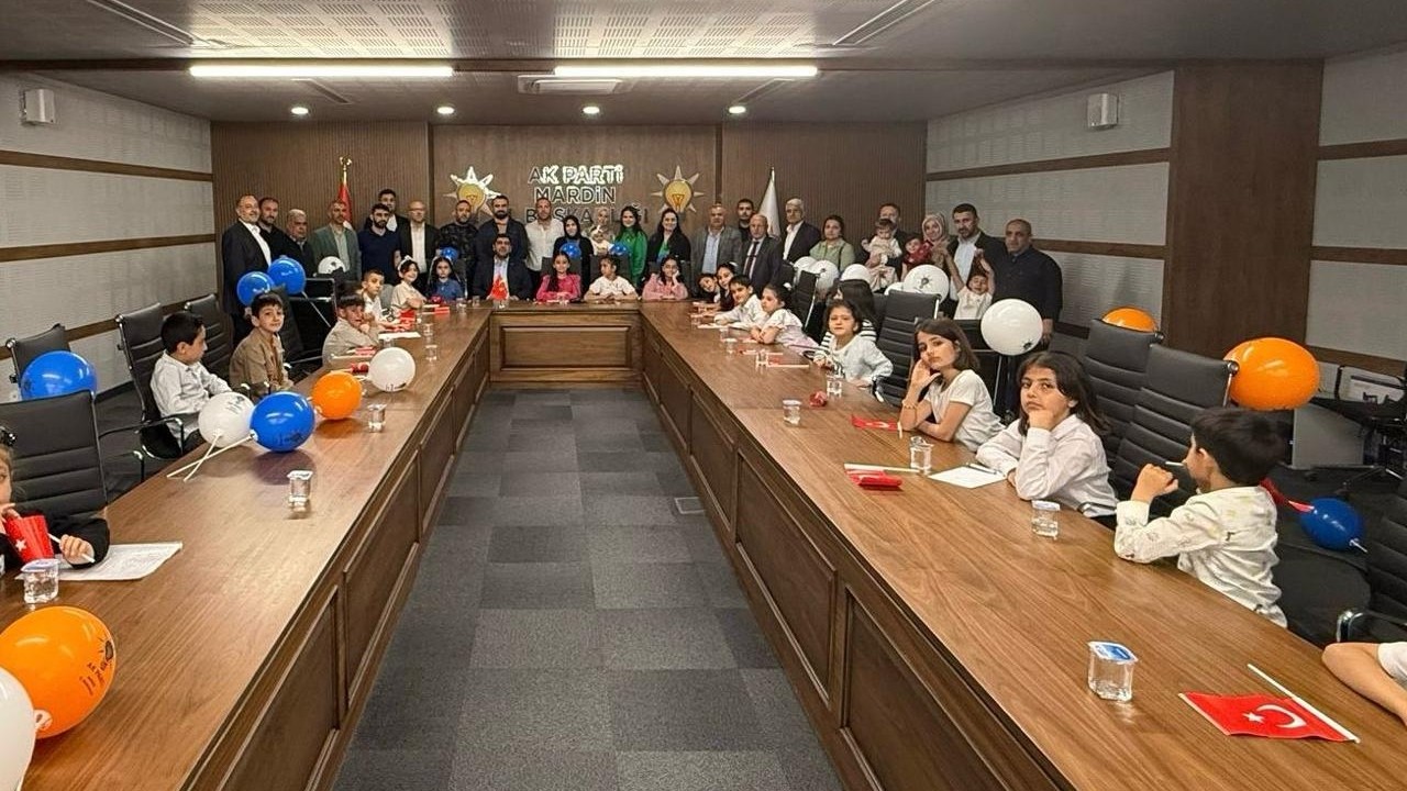 AK Parti Mardin İl Başkanlığı, 23 Nisan’da Çocuklara Emanet Edildi