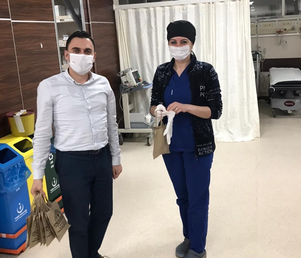 AK Parti Marmaris İlçe Başkanından gece nöbet tutan beyaz meleklere anlamlı ziyaret 