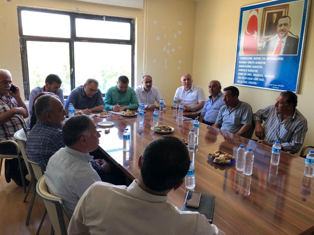 AK Parti milletvekilleri Açıkgöz ve Menekşe köy muhtarları ile bir araya geldi 