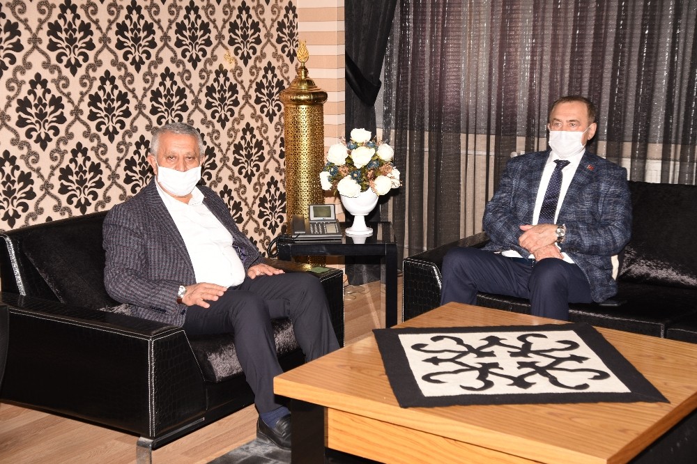 AK Parti milletvekilleri Afyonklarahisar Belediyesini ziyaret etti 