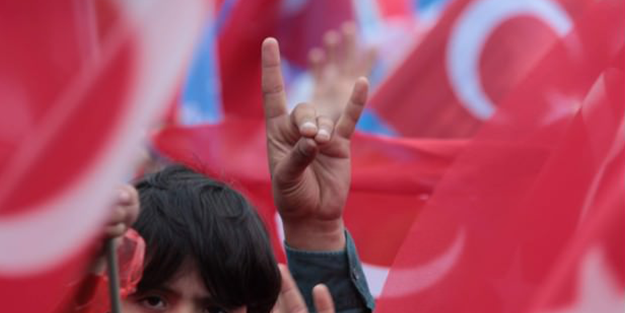 AK Parti mitinginde ittifak pozları