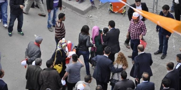 AK Parti mitinginde o işareti yapınca ortalık karıştı!