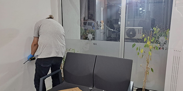 AK Parti il binasına taşlı saldırı!
