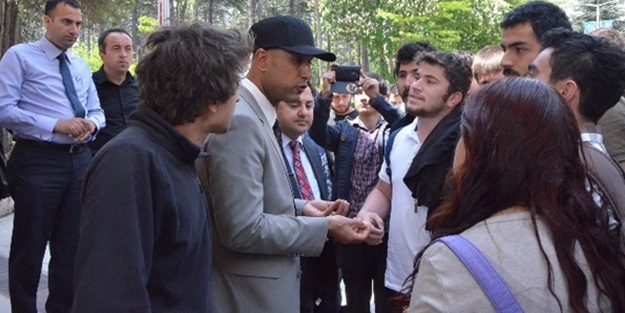 AK Parti pankartını indirmek istediler