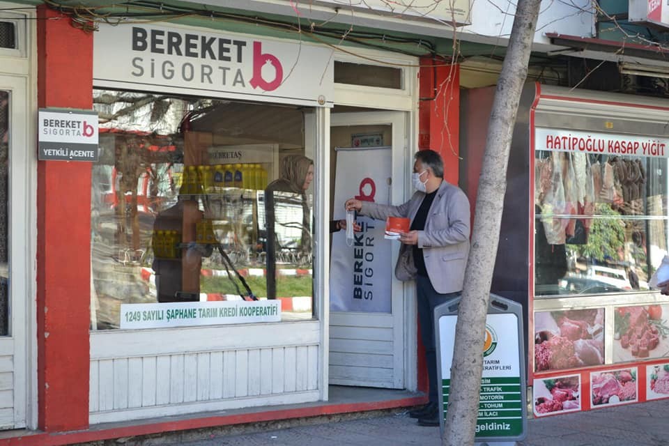 AK Parti Şaphane ilçe Başkanı Hasan Basri Mete, esnaf ve vatandaşlara maske dağıttı 
