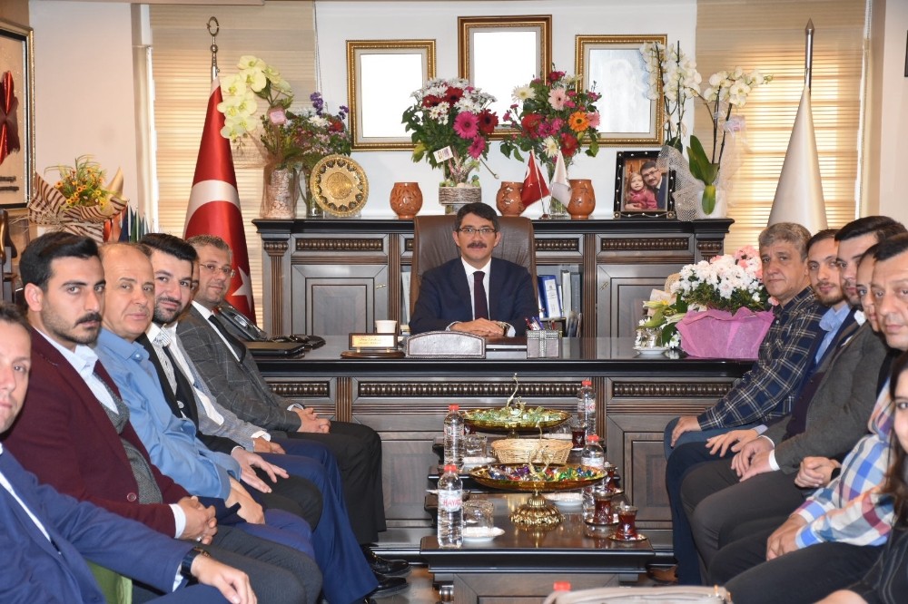 AK Parti Şehzadeler teşkilatlarından Başkan Çelik’e tebrik 