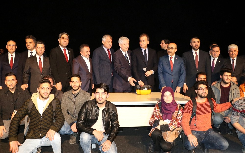 AK Parti Sözcüsü Ömer Çelik’ten öğrencilere tavsiye 