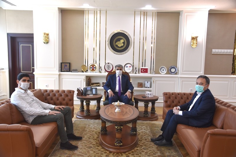 AK Parti teşkilatı 300 adet gıda kolisi bağışında bulundu 