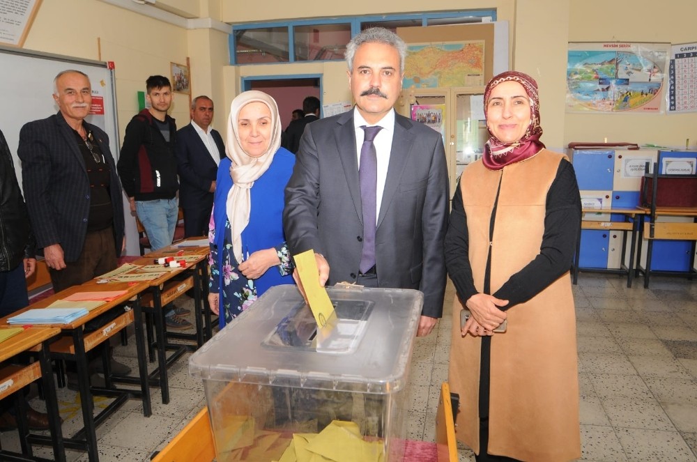 AK Parti teşkilatı oylarını kullandı 