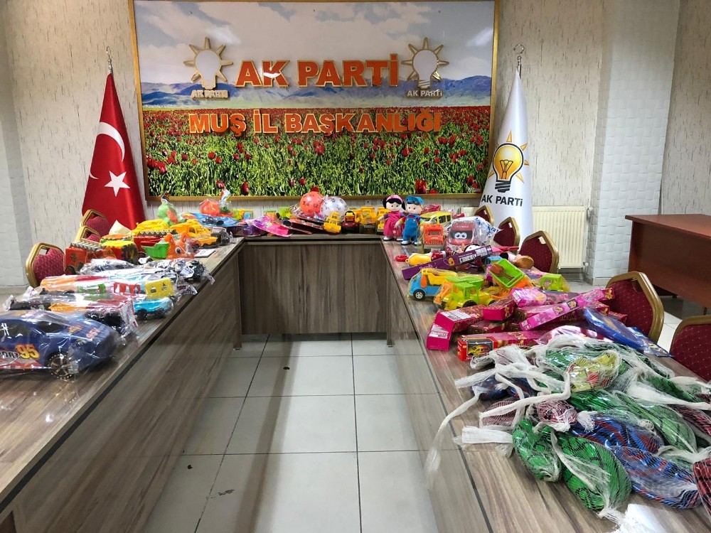 AK Parti üyelerinden depremzede çocuklara oyuncak 