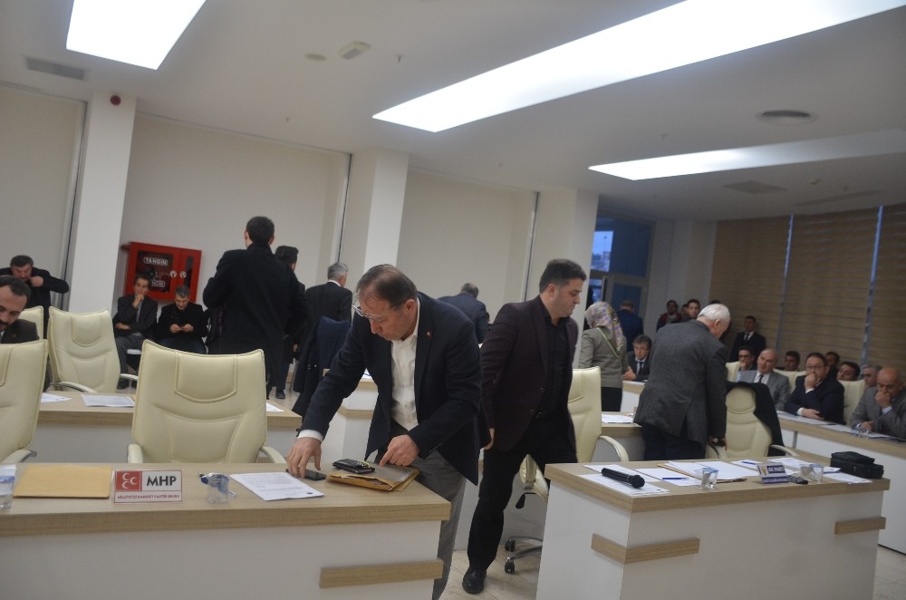 AK Parti ve MHP’li meclis üyeleri salonu terk etti 