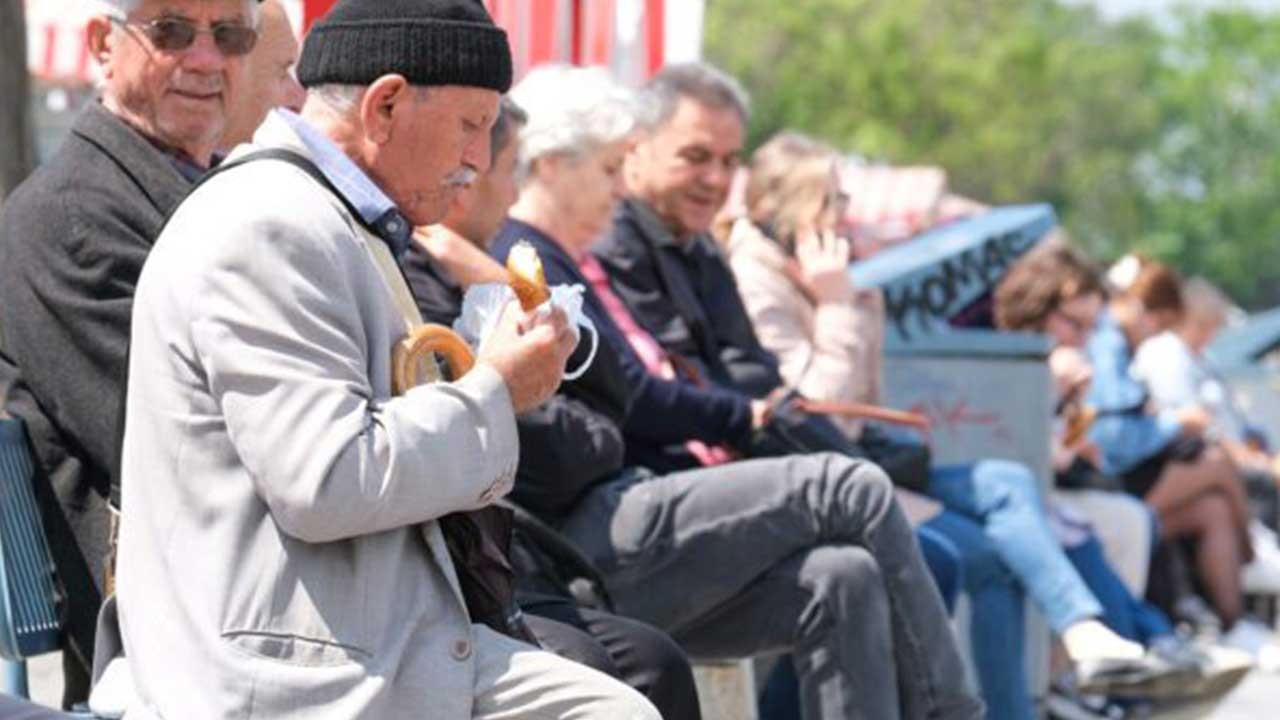 "AK Parti'de konuşulan rakam bu' dedi! Yeni en düşük emekli maaşını tüm Türkiye'ye açıkladı