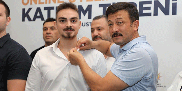 AK Parti’de online üyelere rozetleri takıldı