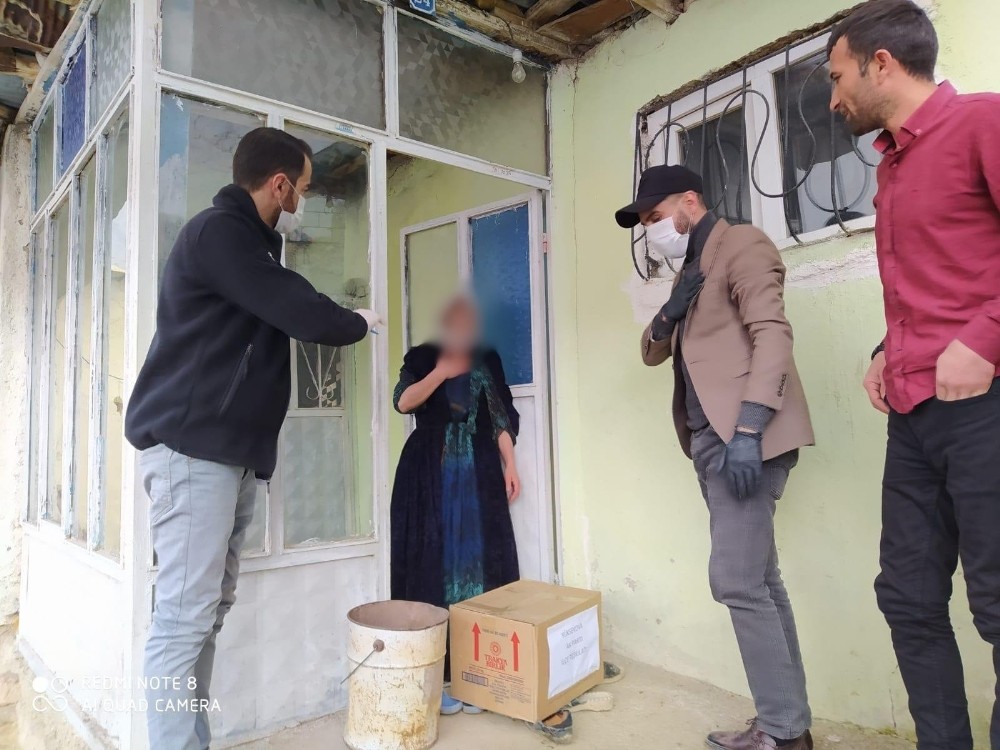 AK Parti’den 200 aileye gıda yardımı 