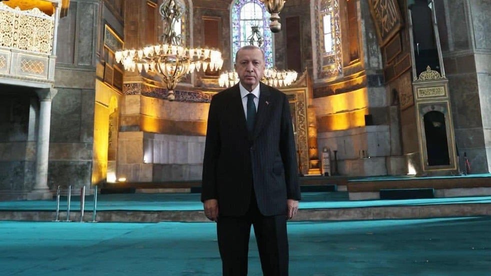 AK Parti'den "Ayasofya" paylaşımı! Yeniden yükselen ezanlar ortak sevincimizin simgesi