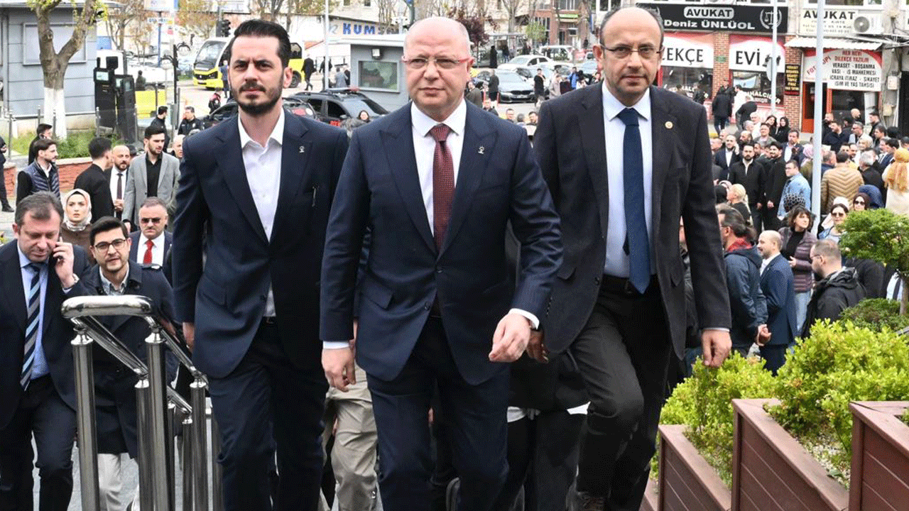 AK Parti’den Bursa Büyükşehir Belediye Başkanı Bozbey hakkında suç duyurusu! Özgür Özel’in milyonluk masraflarını belediyeye ödetti
