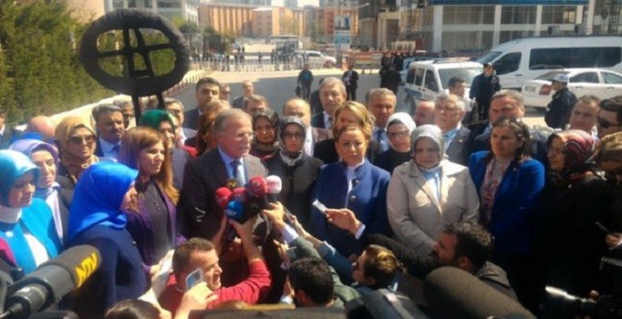 AK Parti'den CHP'ye siyah çelenk