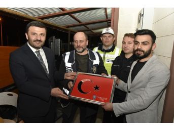 Ak Parti’den nöbet tutan polislere tatlı sürprizi
