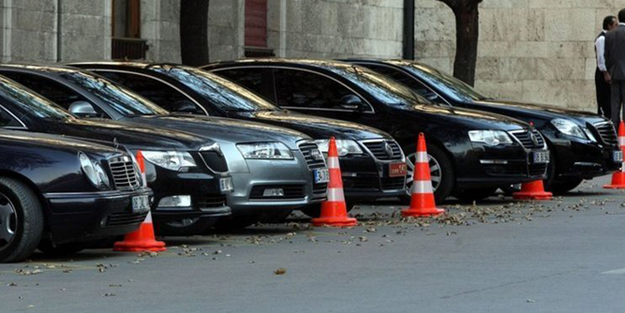 AK Parti’den o isimlere ‘lüks’ uyarısı