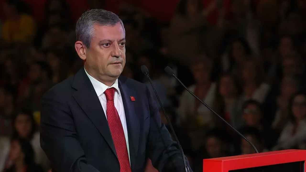AK Parti'den Özgür'e sert tepki: Ahlaki pusulası şaşmış aciz