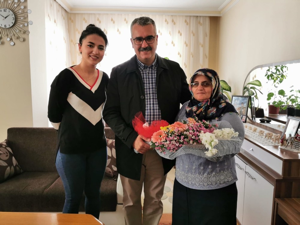AK Parti’den şehit annelerine ziyaret 