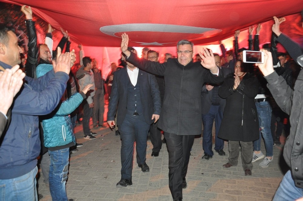 AK Partili adayın köy ziyareti mitinge dönüştü