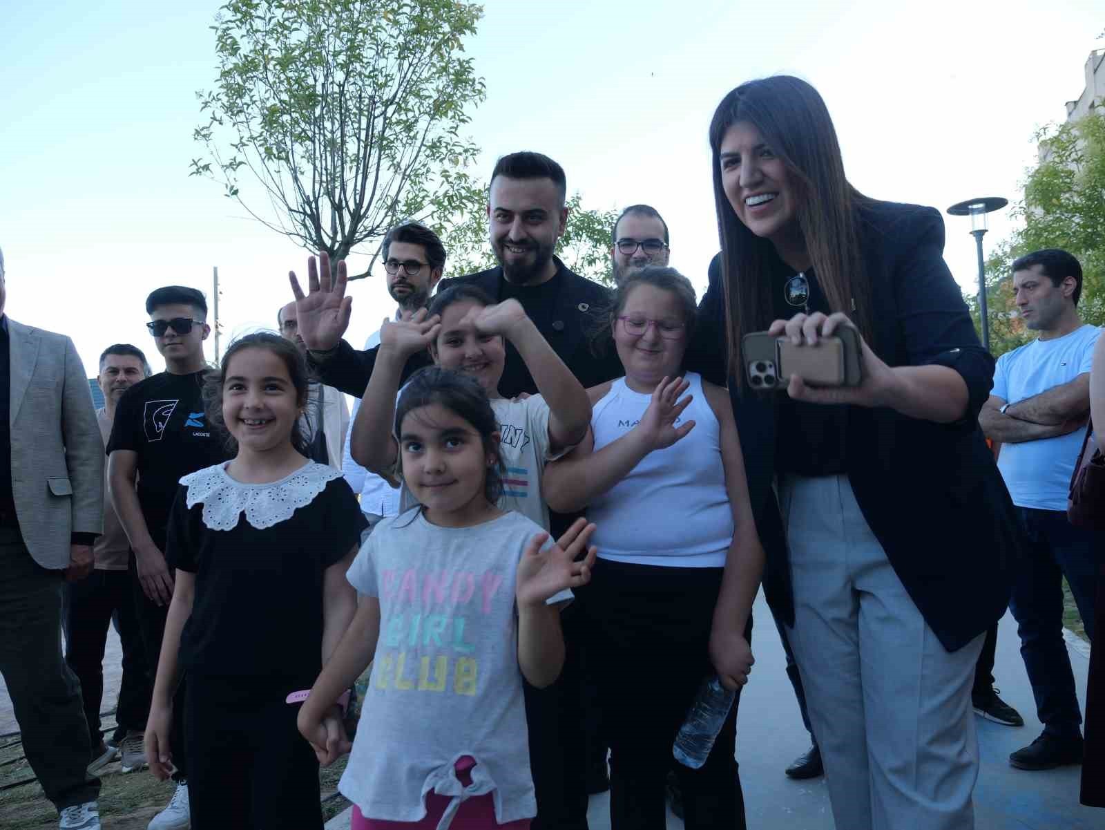 AK Partili Ayaydın, dondurma dağıttı!