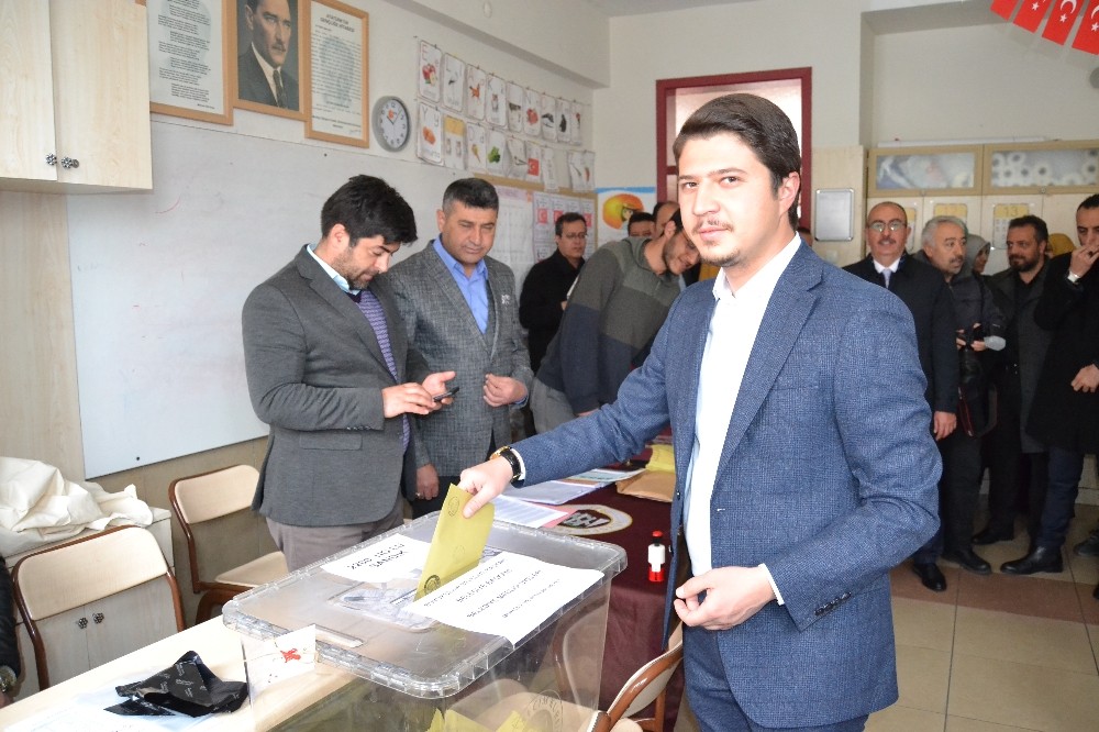 AK Partili başkan adayları, milletvekilleri oylarını kullandı 