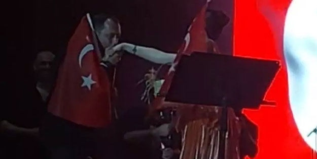 AK Partili Başkan AK Partililere küfreden Melek Mosso ile birlikte şarkı söyledi