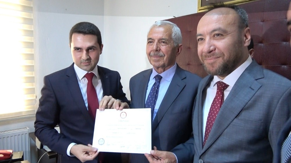 AK Parti’li Başkan Dede Yıldırım mazbatasını aldı 