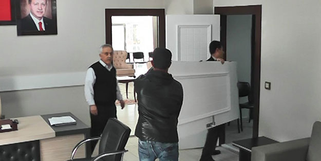 AK Partili başkan, makam odasının kapısını söktürdü