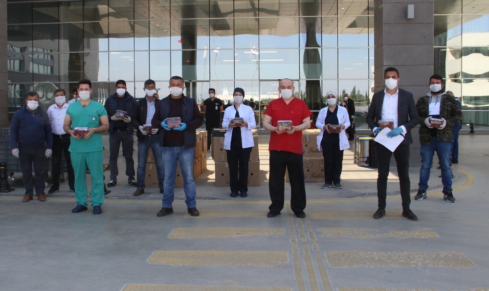 AK Parti’li Baybatur’dan korona savaşçılarına çilekli teşekkür 
