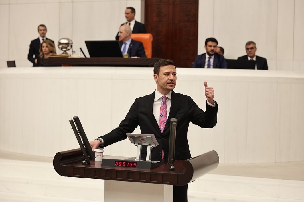  AK Parti'li Baykoç'tan Özgür Özel'e sert tepki: Dış politikası dilencilik üzerine kurulu, yalvararak siyaset yapılmaz