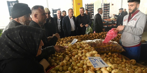 AK Partili Belediye Başkanı, pazarcı esnafıyla anlaştı! Soğan bakın kaç lira oldu