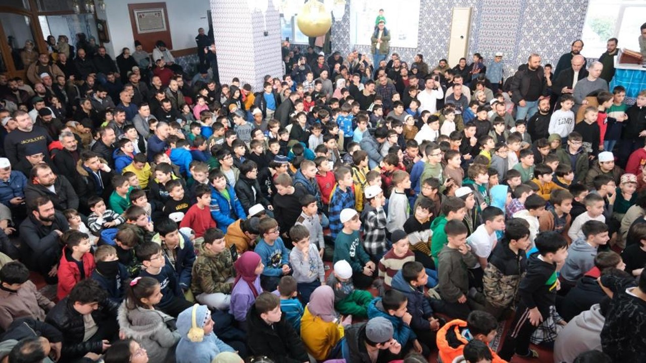 AK partili belediyeden ‘Babamla İlk Saftayım’ etkinliği! Çocuklar babalarıyla beraber namaz kıldı