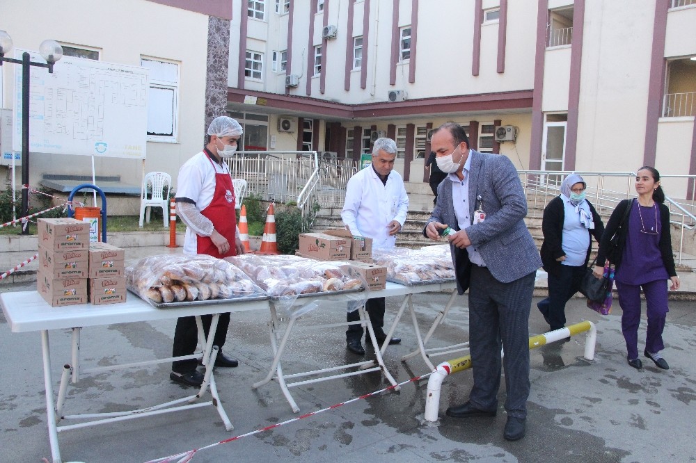 AK Parti’li Çokal’dan sağlık çalışanlarına kahvaltı ikramı 