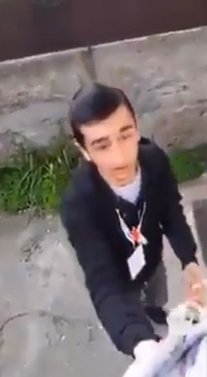 AK Parti’li genci rencide etmeye çalıştı, bir de cep telefonuyla çekti 