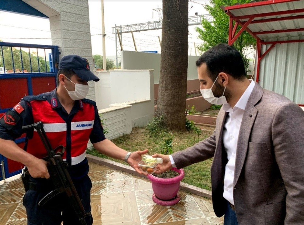 AK Parti’li gençler güvenlik güçlerini unutmadı 
