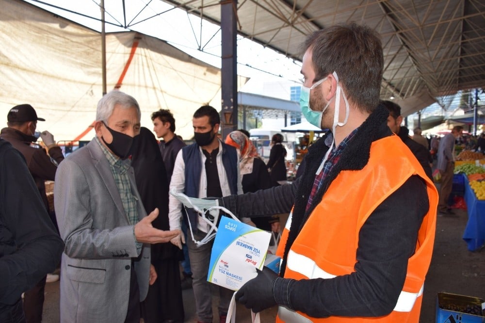 AK Partili gençler maske dağıttı 